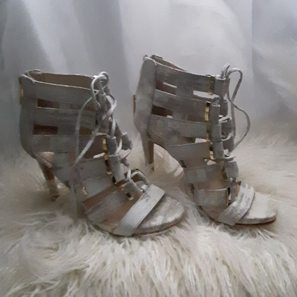 Vince Camuta.  Lace up shoe @ zipper back - Picture 6 of 8